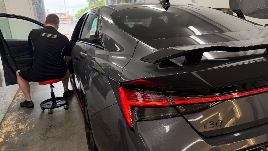 Hyundai i30 receiving professional window tinting